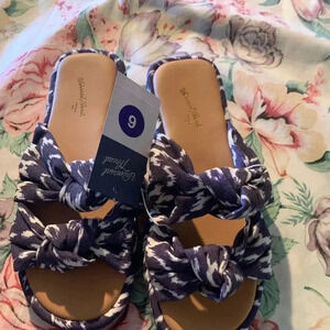 Universal Threads Ladies Blue and White Sandals Size 6
